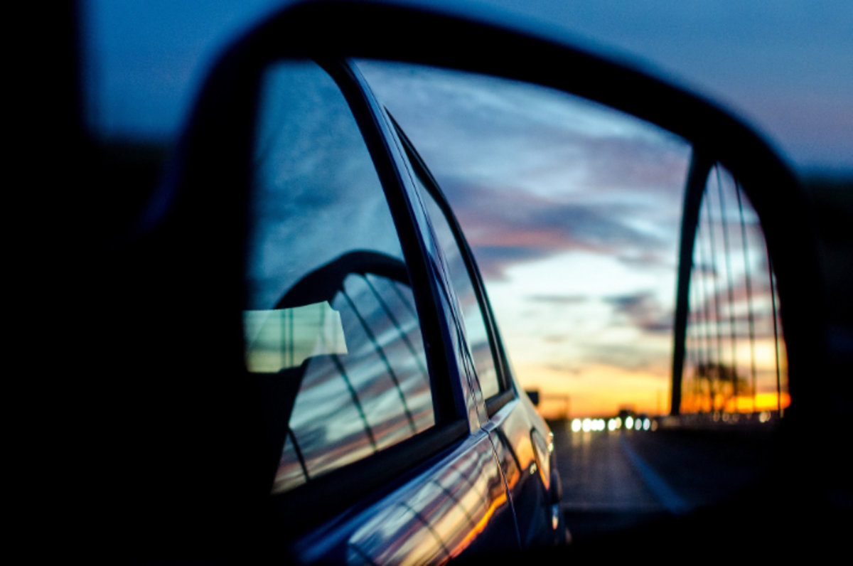 Foto zum Thema Der Außenspiegel eines Autos wird im Seitenspiegel angezeigt  – Kostenloses Bild zu Fahrzeug auf Unsplash