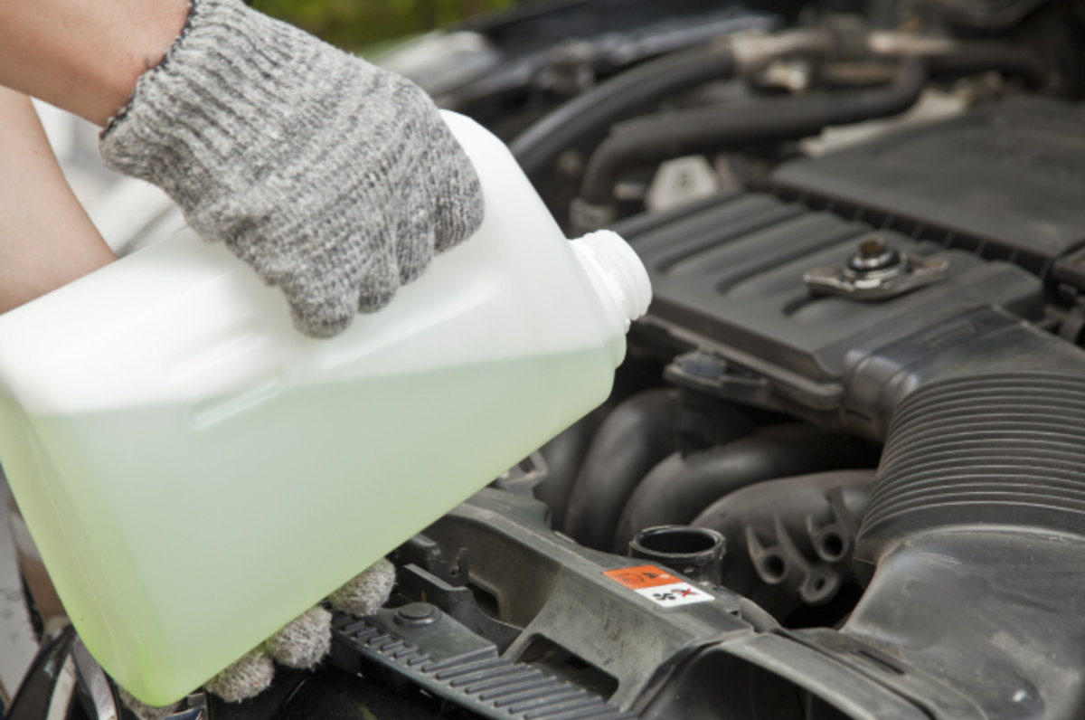 Kühlwasser läuft beim Auto aus: Ursachen und was man tun sollte